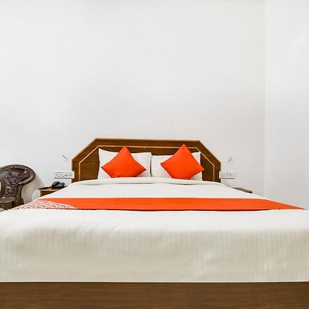 Hôtel Capital O 23129 Chelsea Palace à Khajurāho Extérieur photo