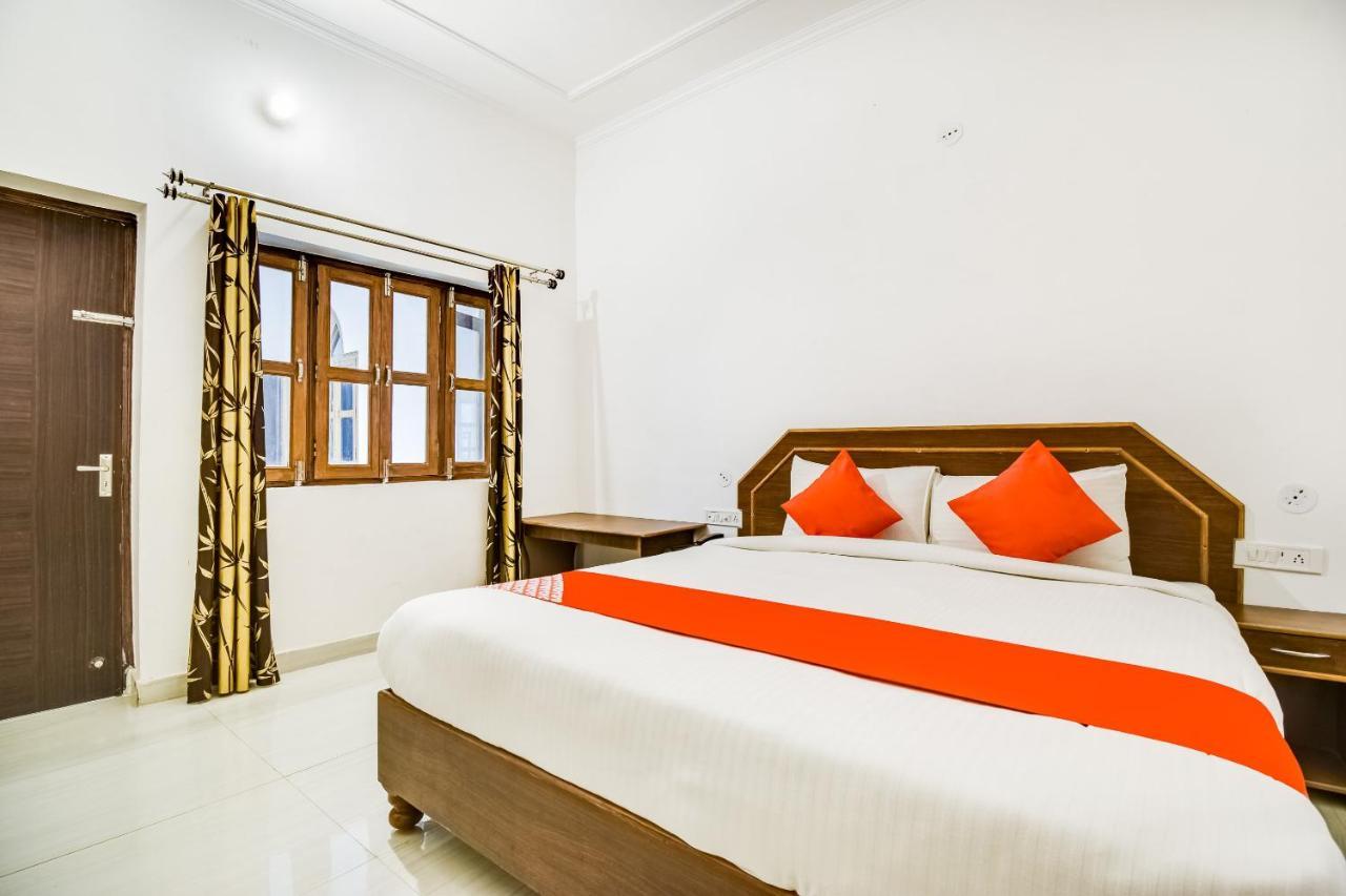 Hôtel Capital O 23129 Chelsea Palace à Khajurāho Extérieur photo