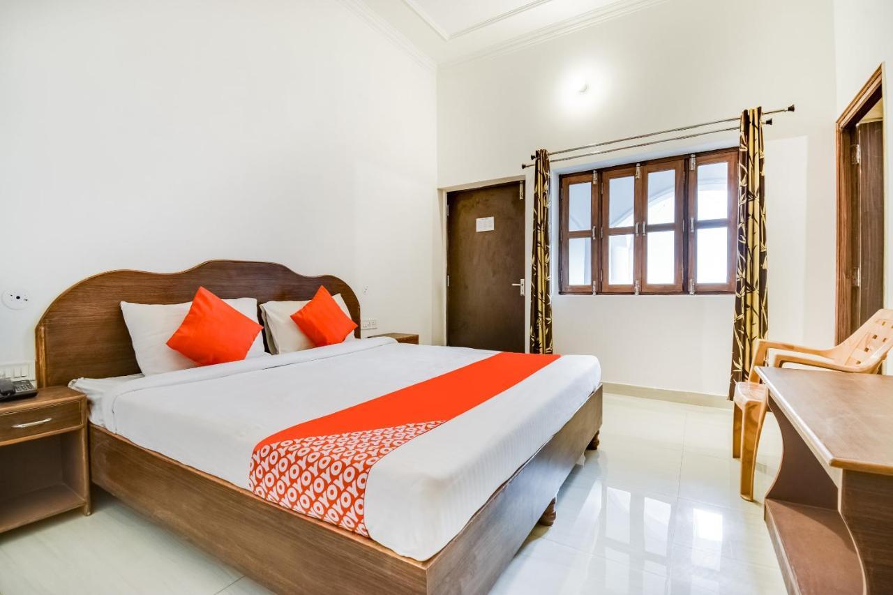 Hôtel Capital O 23129 Chelsea Palace à Khajurāho Extérieur photo