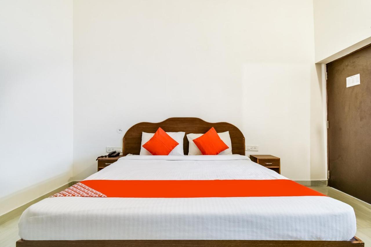 Hôtel Capital O 23129 Chelsea Palace à Khajurāho Extérieur photo