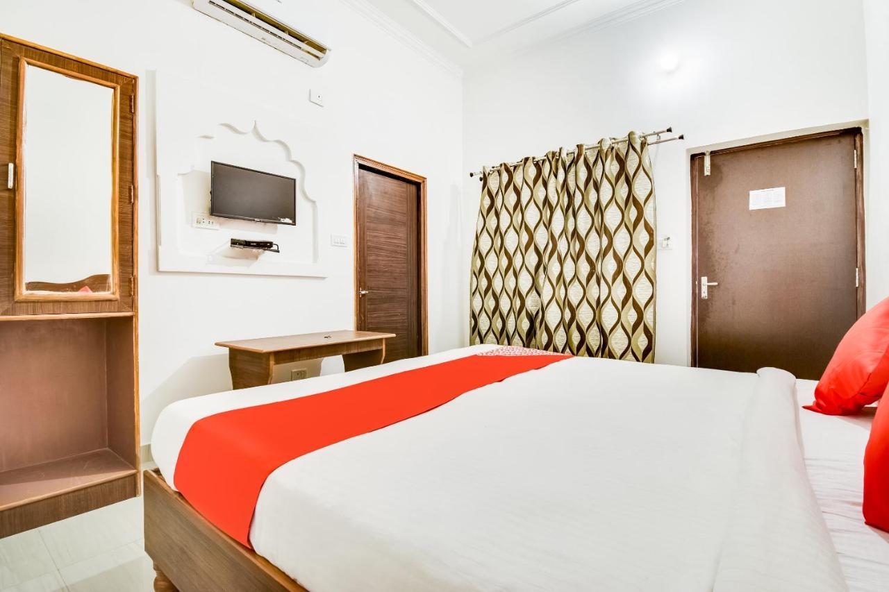 Hôtel Capital O 23129 Chelsea Palace à Khajurāho Extérieur photo