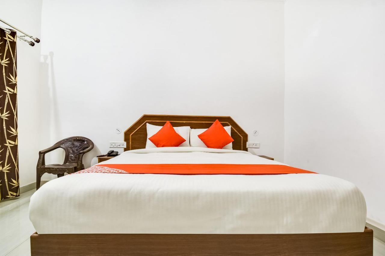 Hôtel Capital O 23129 Chelsea Palace à Khajurāho Extérieur photo