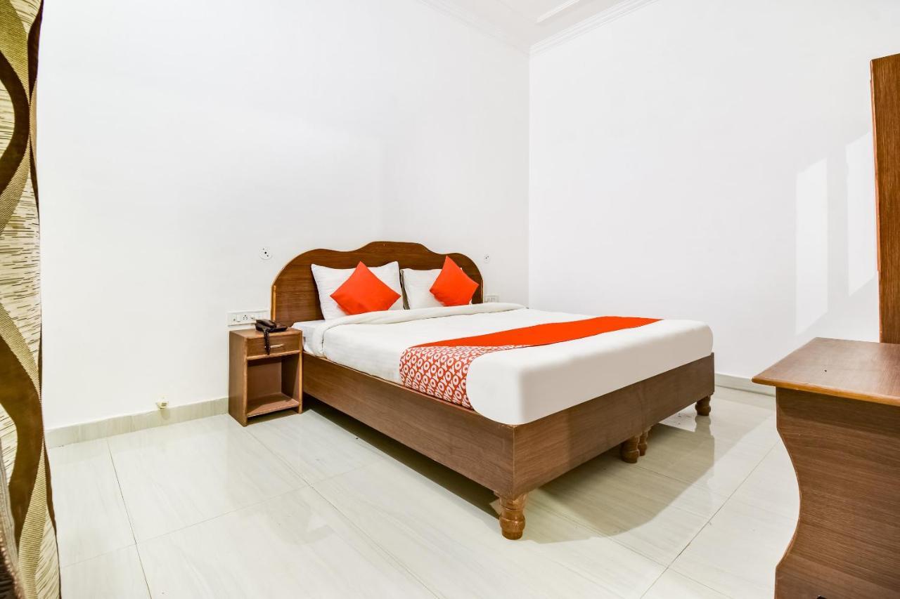 Hôtel Capital O 23129 Chelsea Palace à Khajurāho Extérieur photo