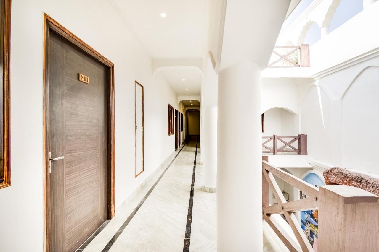 Hôtel Capital O 23129 Chelsea Palace à Khajurāho Extérieur photo