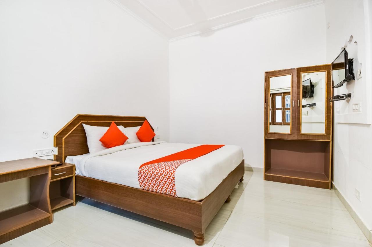 Hôtel Capital O 23129 Chelsea Palace à Khajurāho Extérieur photo