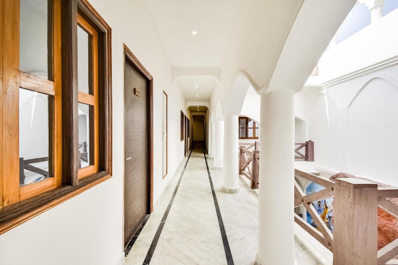 Hôtel Capital O 23129 Chelsea Palace à Khajurāho Extérieur photo