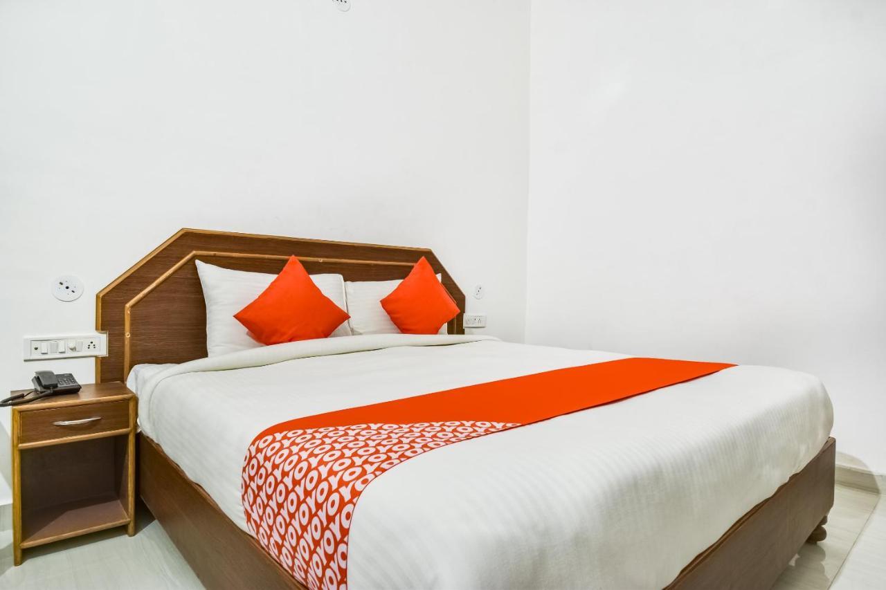 Hôtel Capital O 23129 Chelsea Palace à Khajurāho Extérieur photo