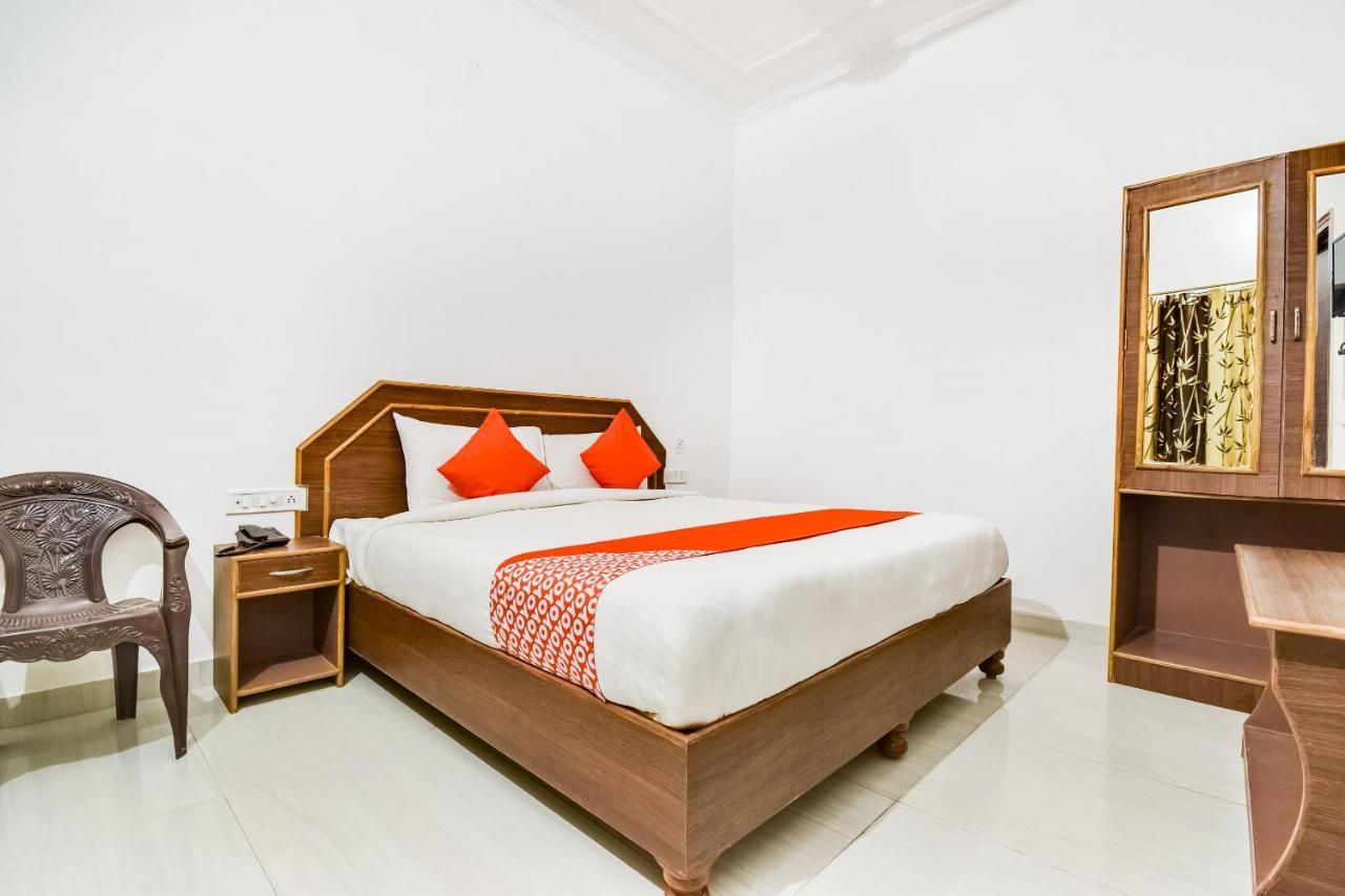 Hôtel Capital O 23129 Chelsea Palace à Khajurāho Extérieur photo